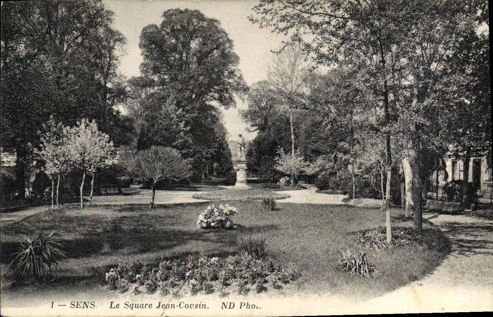 CPA Sens Le Square Jean Cousin