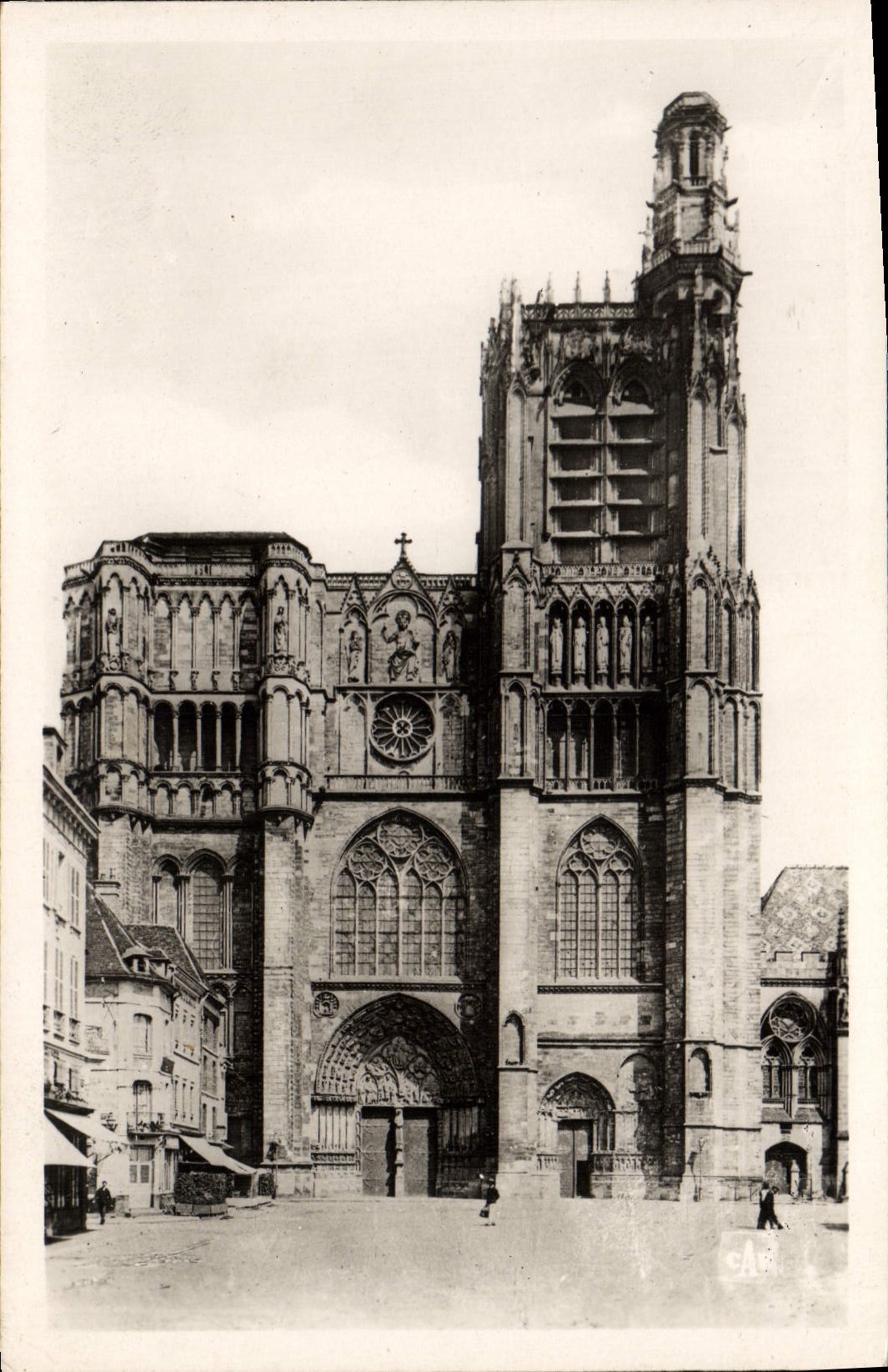 VINTAGE POSTCARD Sens Frontage of the Cathedral