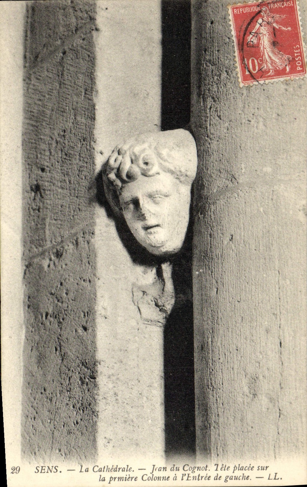 VINTAGE POSTCARD Sens the Jean Cathedral of Cognot Head placee on the prmiere Column with Between left