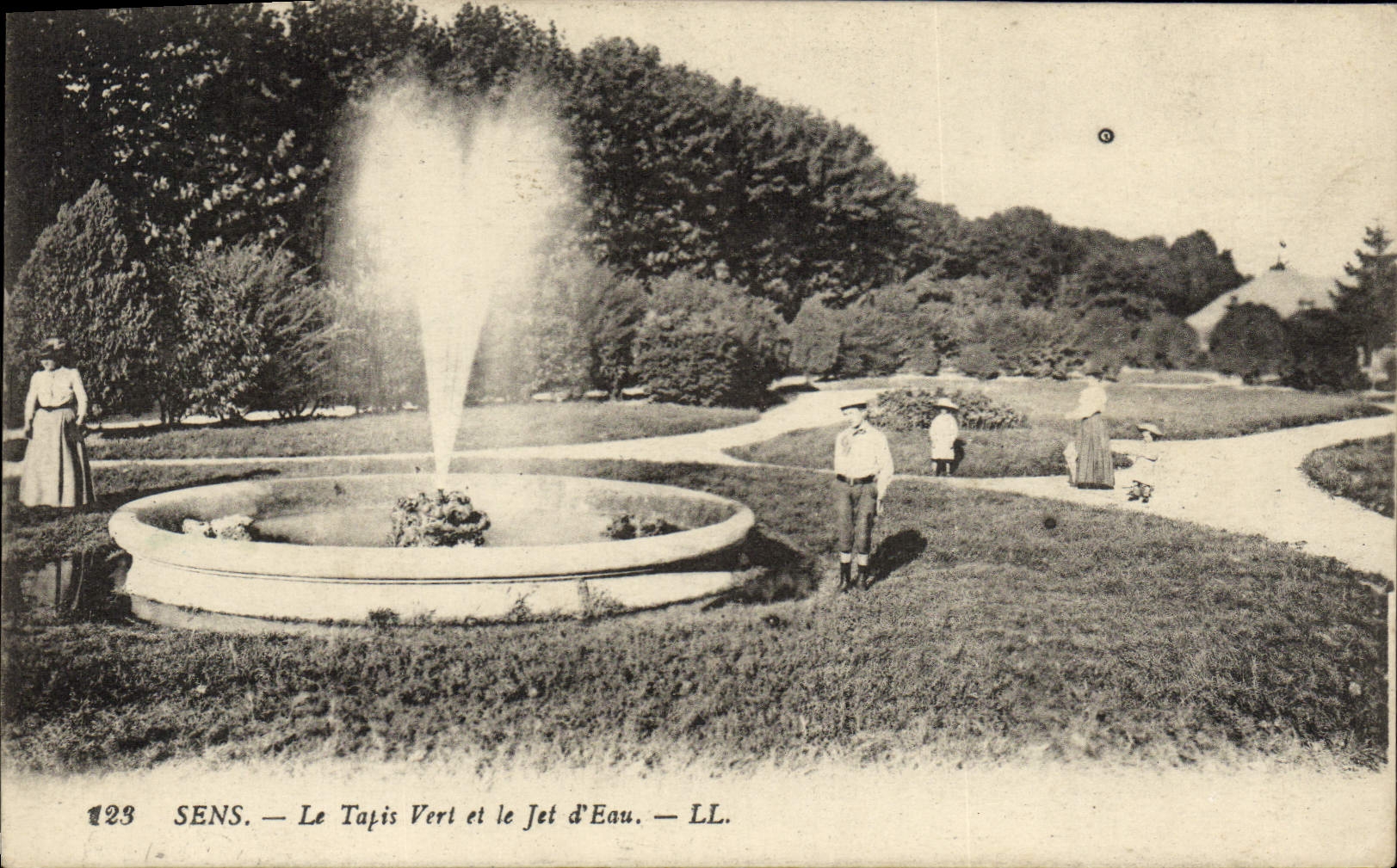 CPA Sens Le Tapis Vert et le Jet d'Eau