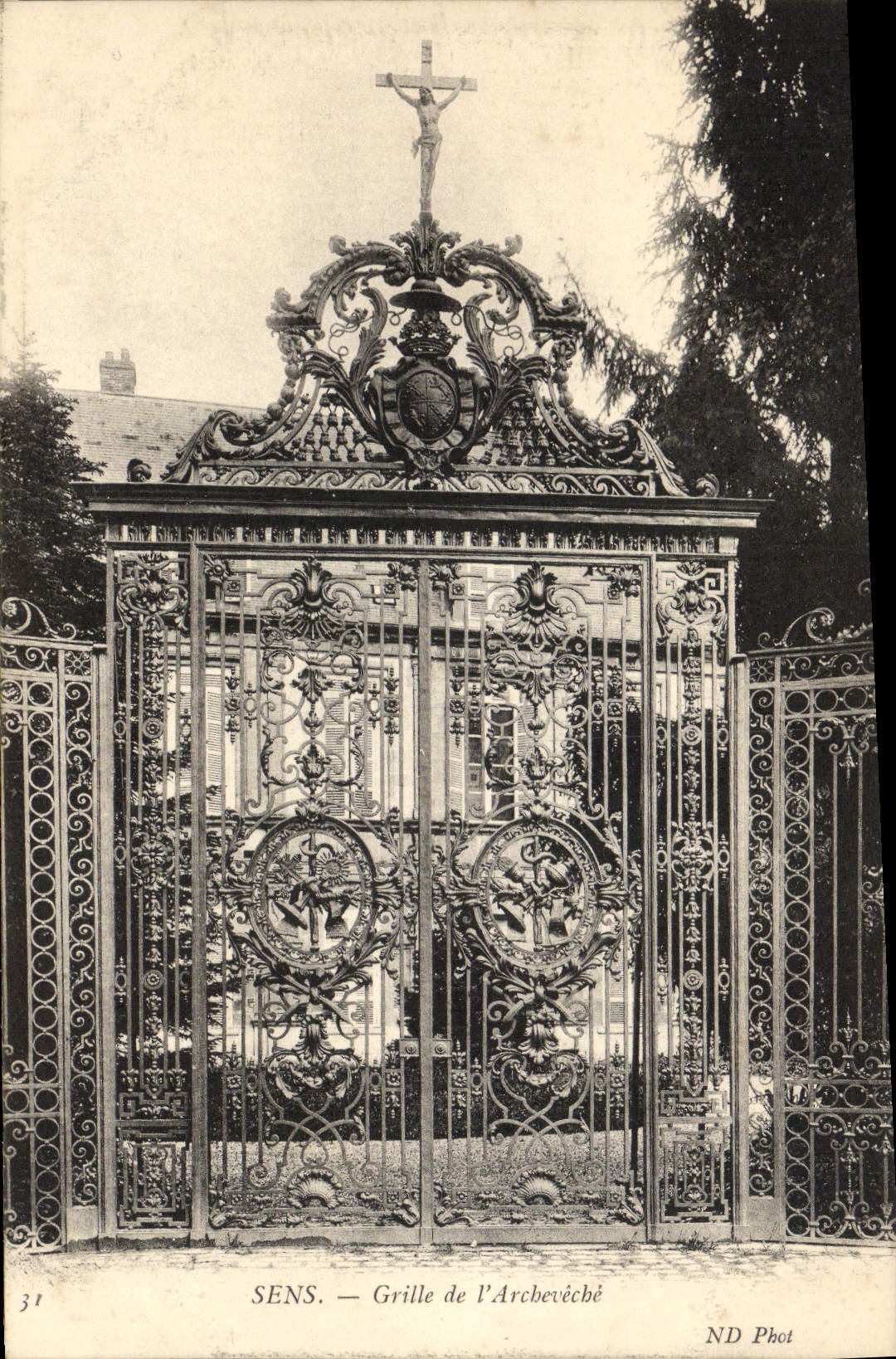 VINTAGE POSTCARD Sens Roasts Of Arcbeveche