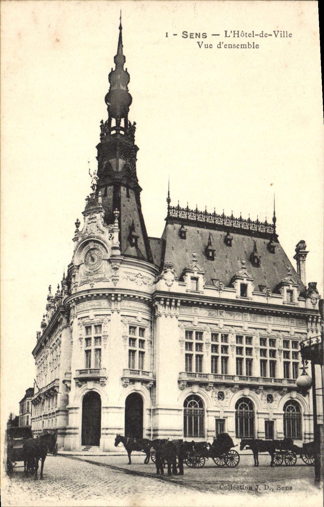 CPA Sens L'Hotel De ville Vue d'Ensemble