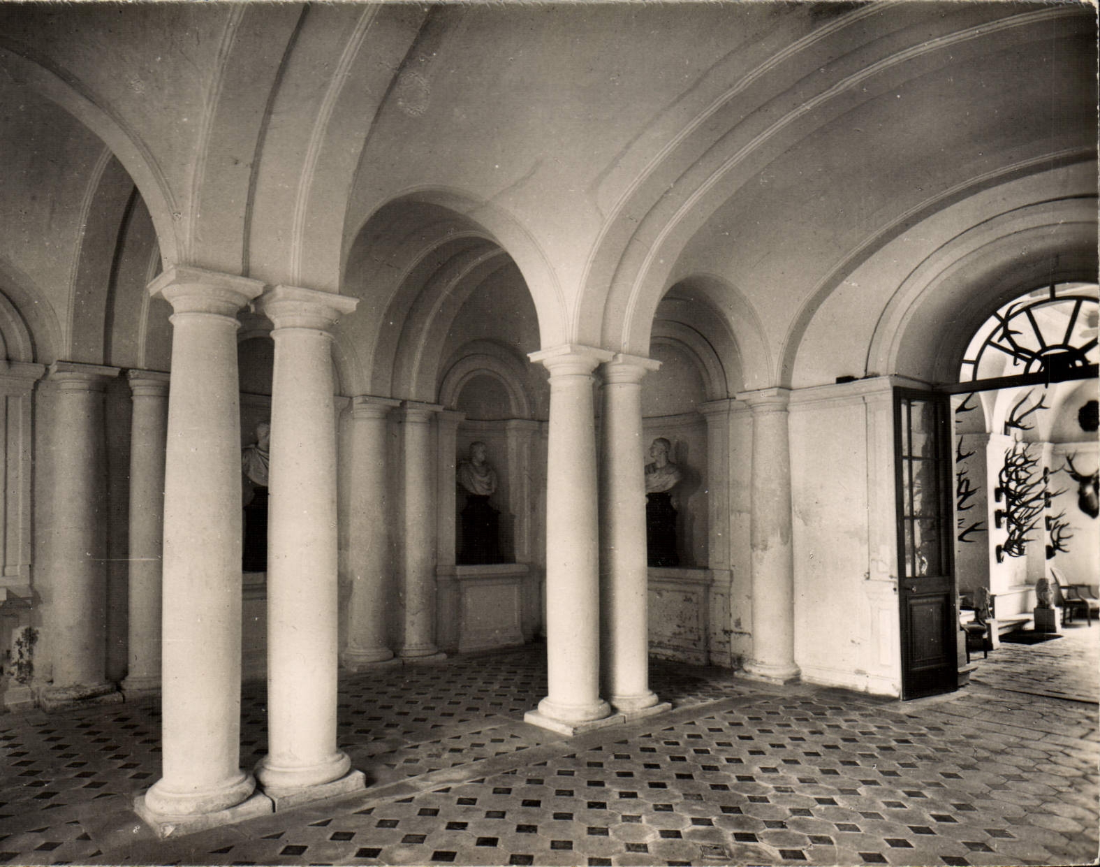 CPM Tanlay Le Chateau Le Vestibule Des Cesars