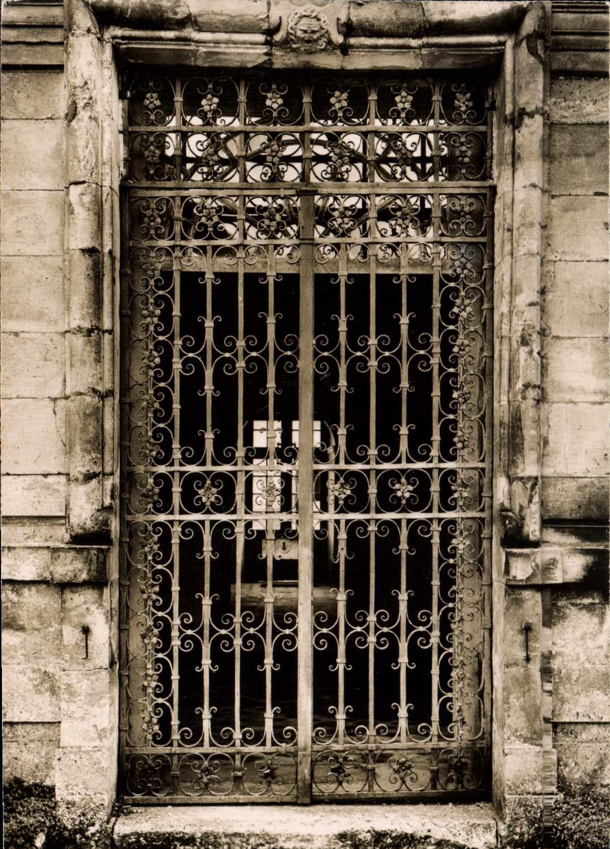 CPM Tanlay Le Chateau Porte En Fer Forge Provenant De l'Abbaye De Quincy