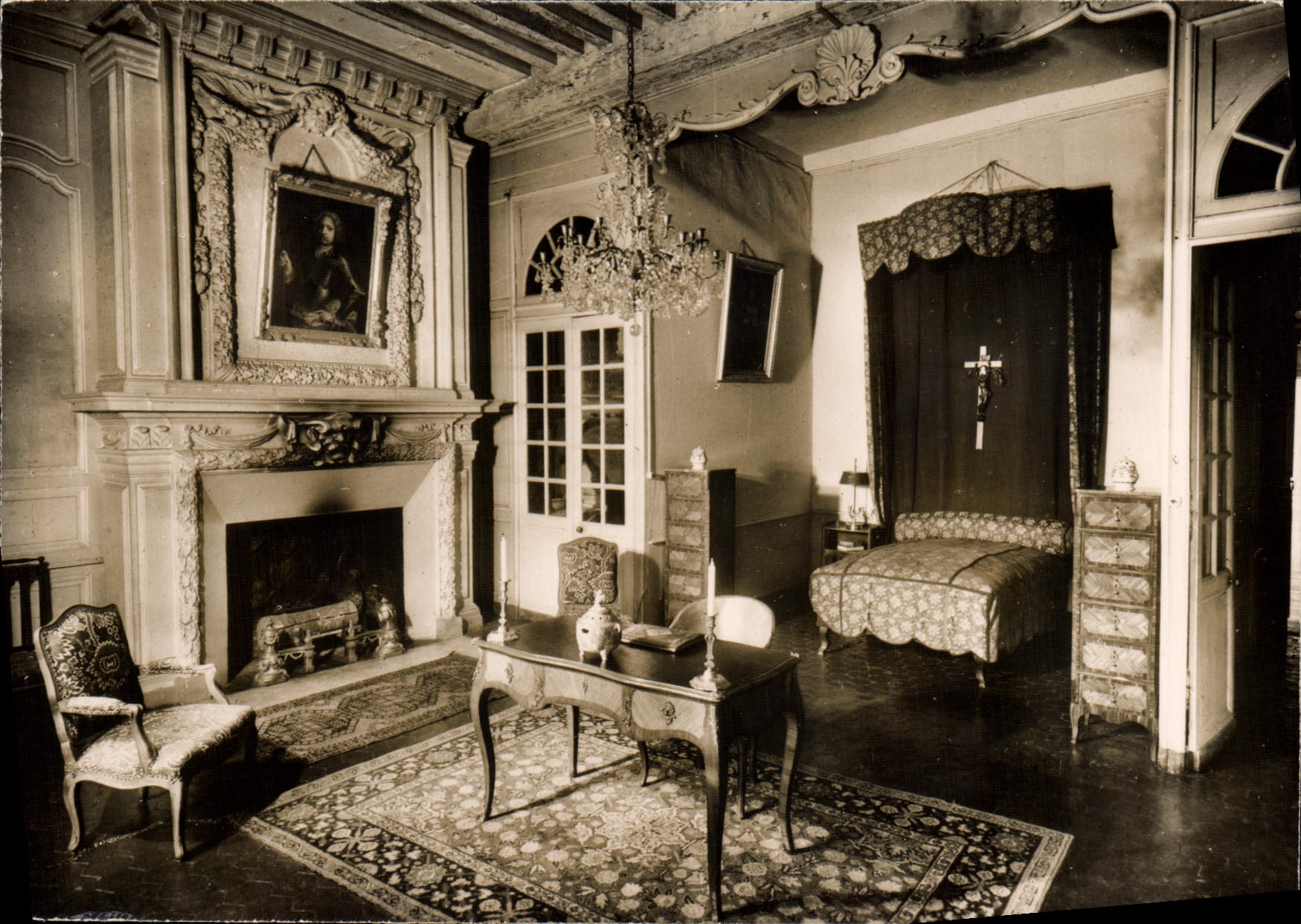CPM Tanlay Le Chateau Un Chambre