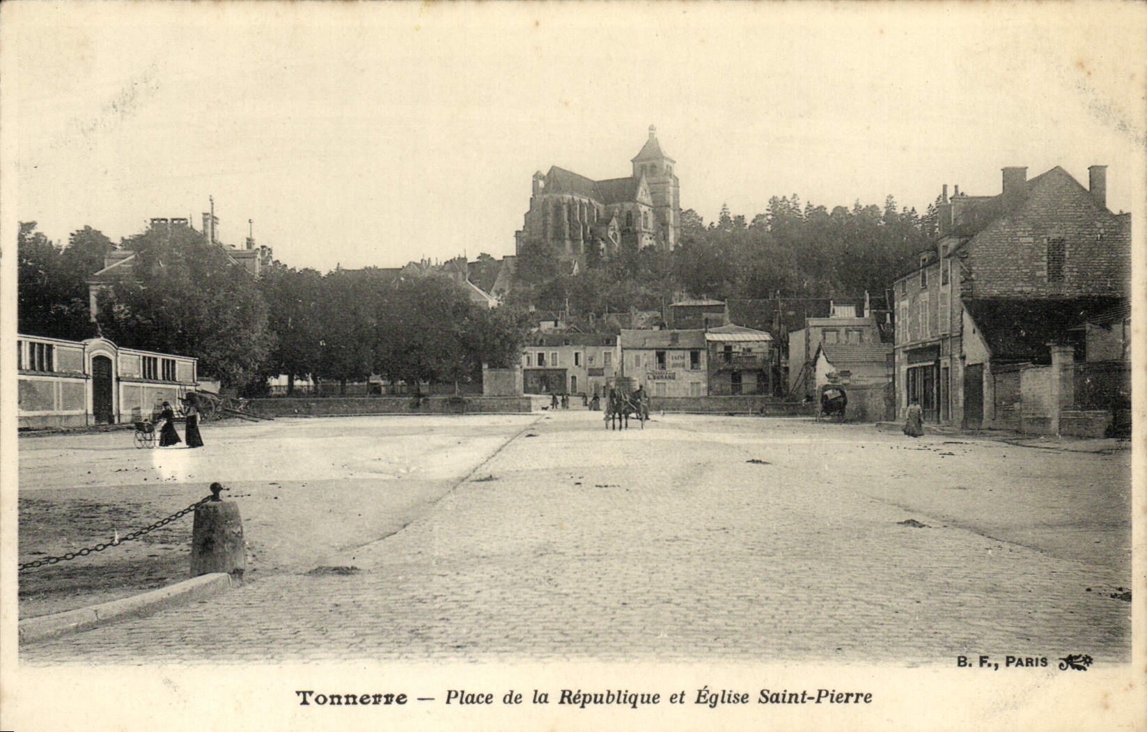 CPA Tonnerre Place De La Republique Et Eglise Saint Pierre