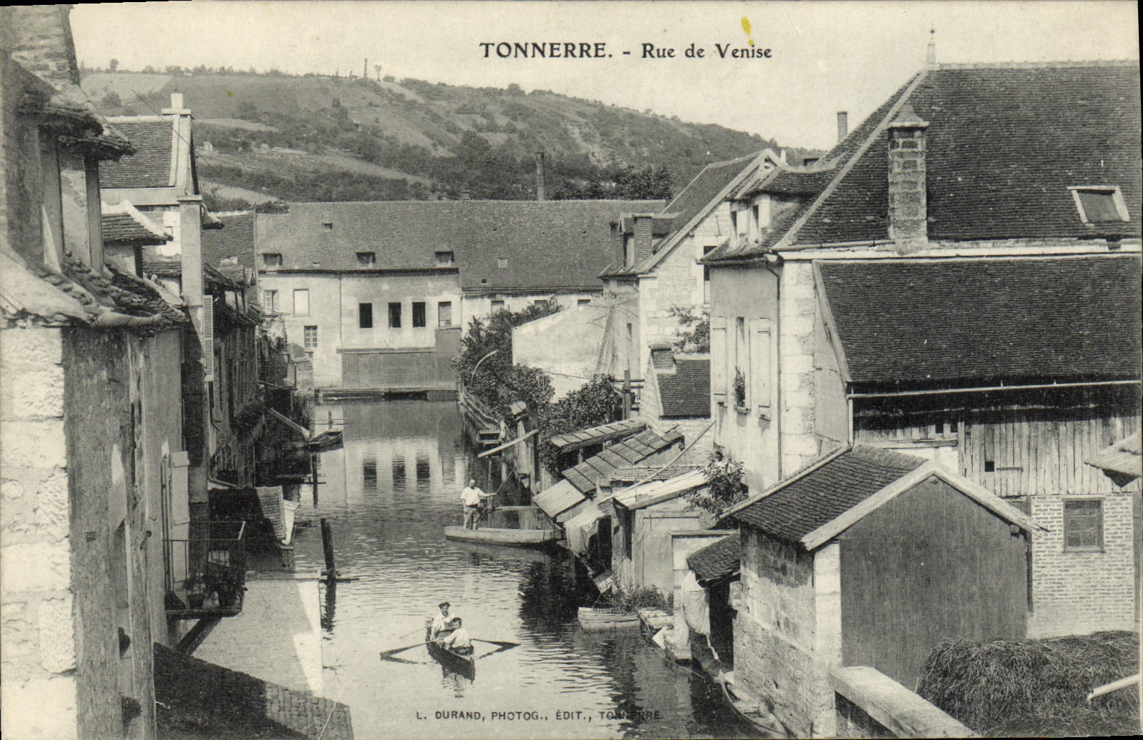 CPA Tonnerre rue De Venise Bateau Barque