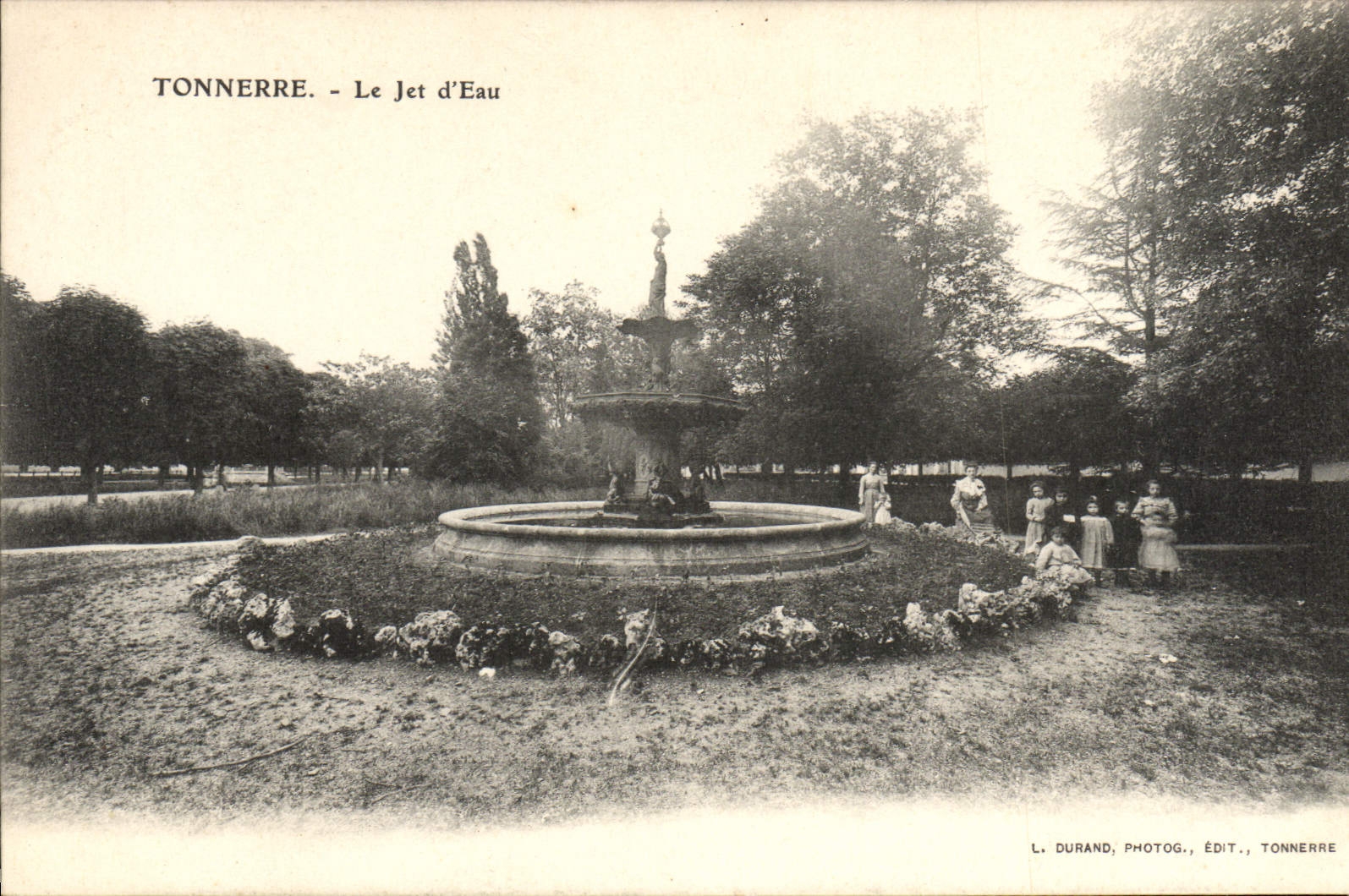 CPA Tonnerre Le Jet D'Eau