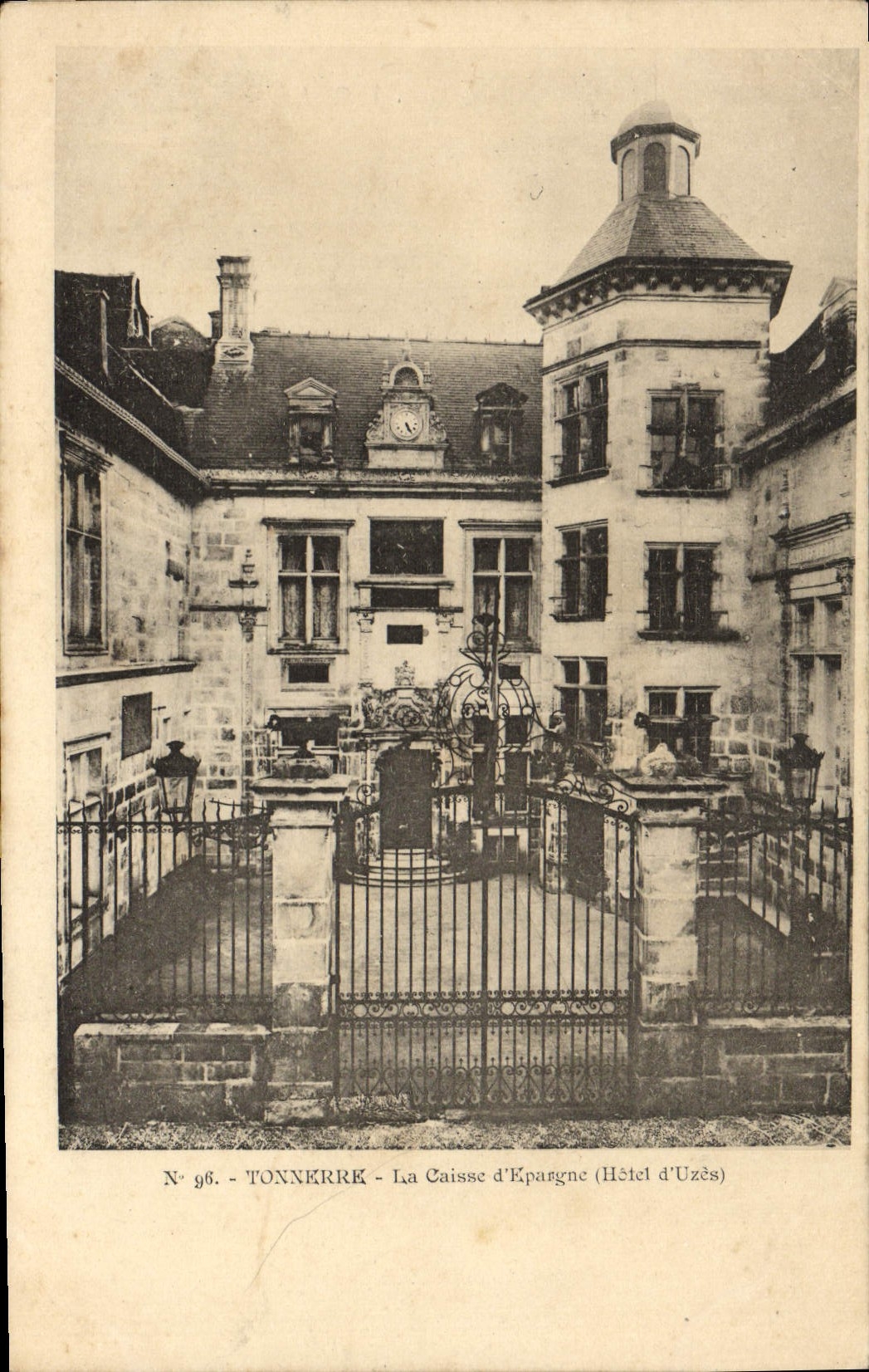 CPA Tonnerre La Caisse d'Epargne Hotel d'Uzes