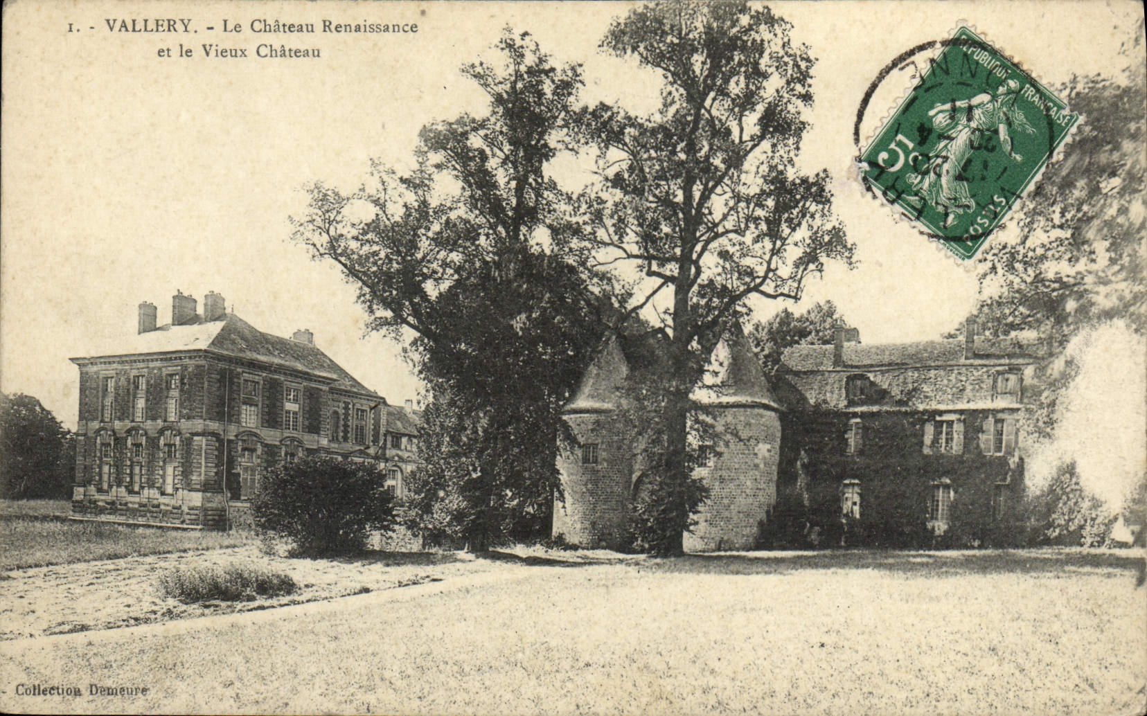 VINTAGE POSTCARD Vallery the Castle Renaissance and the Old Castle