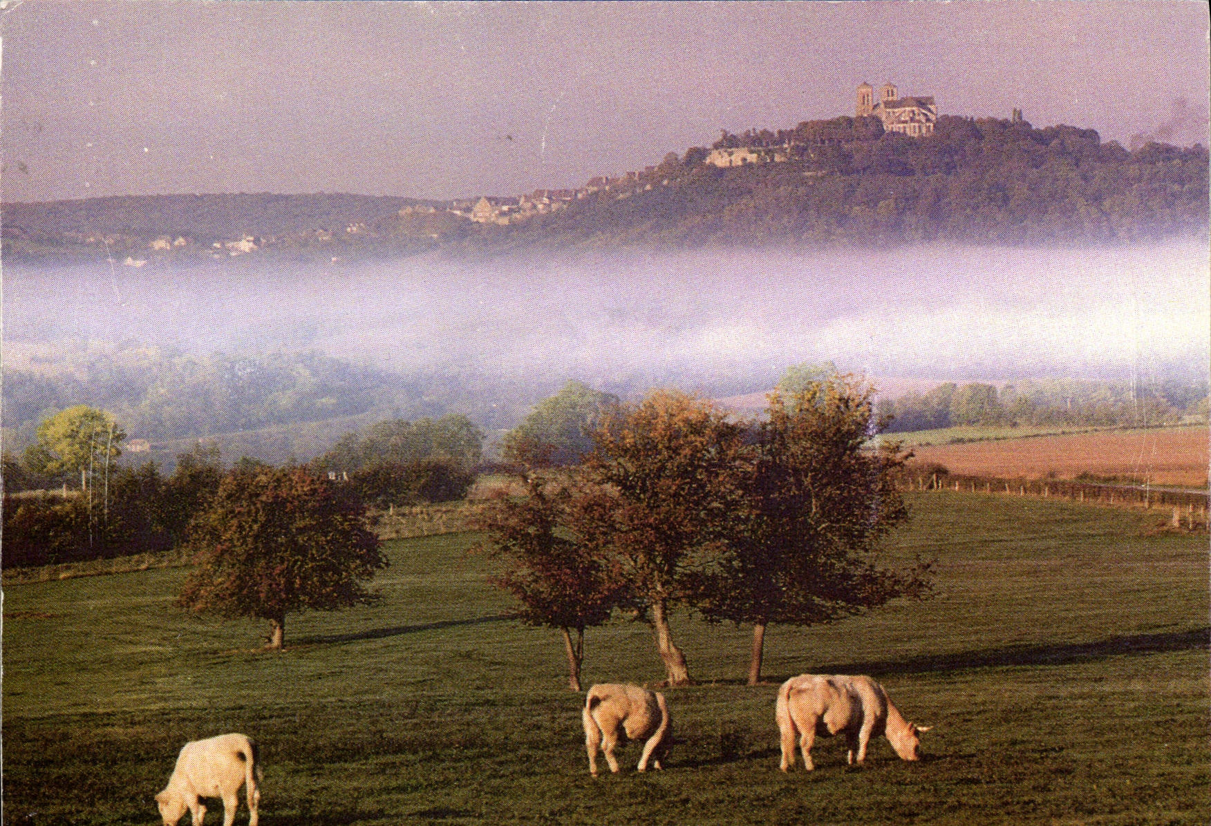POSTAL MODERNA Vezelay que el campo sobre la pequeña hora se acobarda