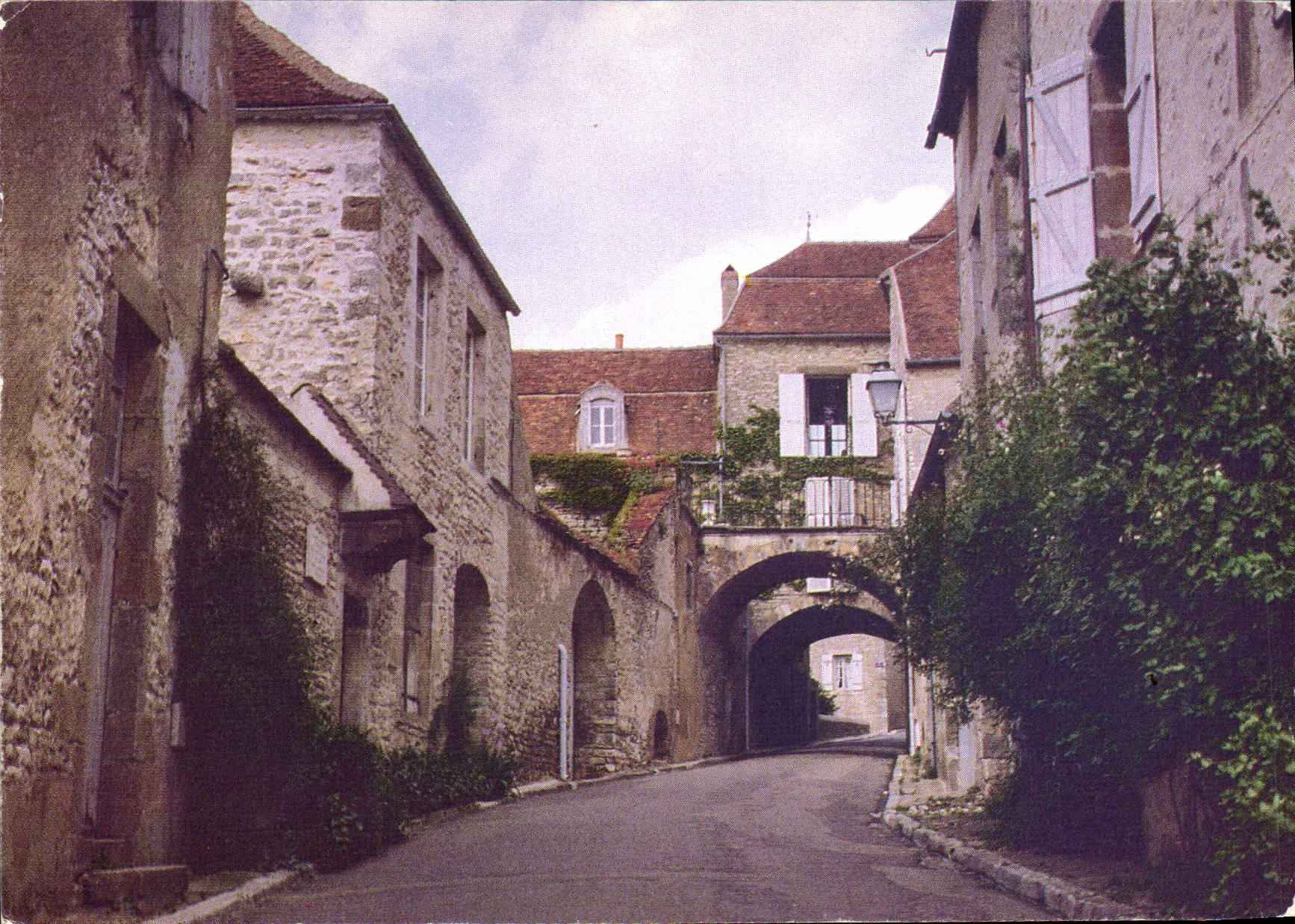 CPM Vezelay Rue du Pontot a gauche Maison Max Pol Fouchet Poete Romancier Humaniste