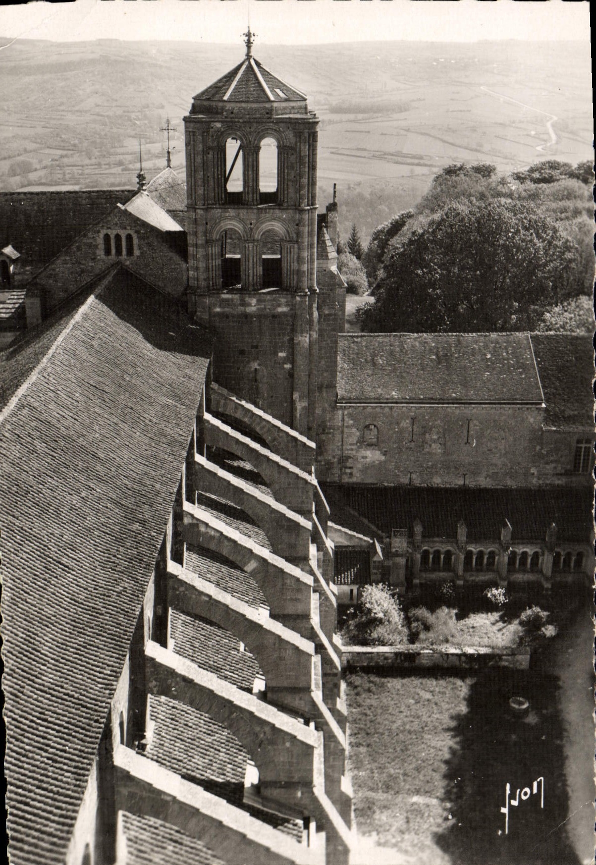 CPM Vezelay Basilique de la Madeleine La Tour St Antoine vue du haut de la Tour de la facade