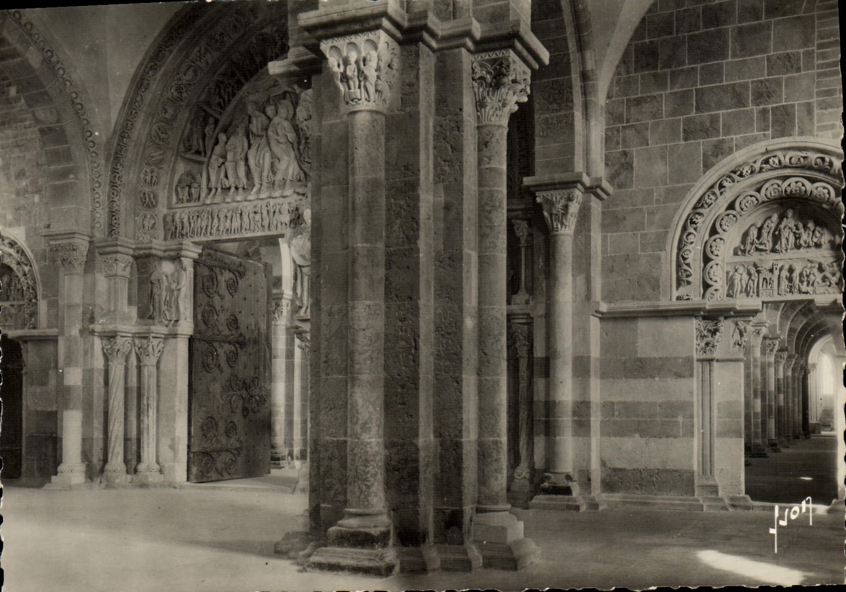 CPM Vezelay Basilique de la Madeleine Les Portails du Narthex