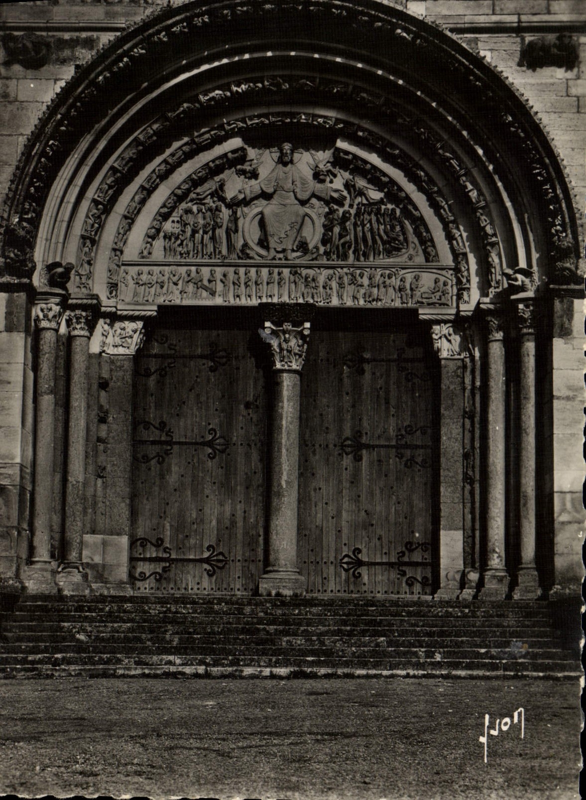 CPM Vezelay Basilique de la Madeleine Le porche central