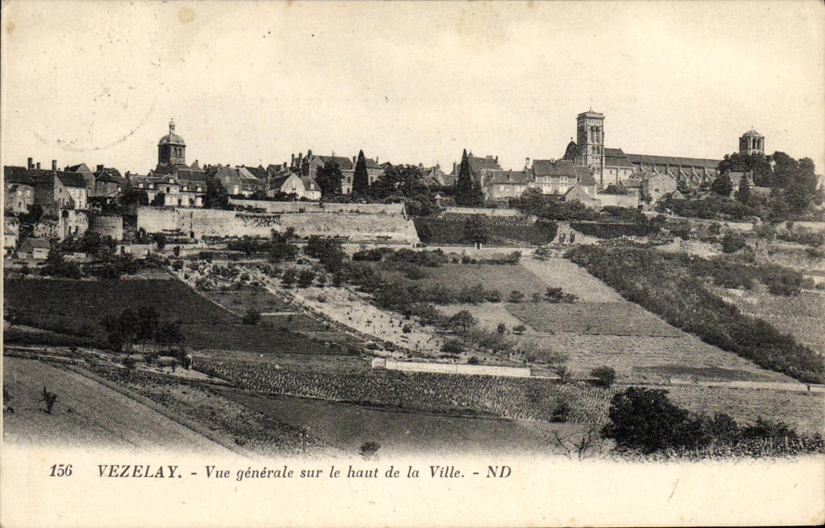 Opinión de Vezelay de la POSTAL de la VENDIMIA sobre la tapa de la ciudad