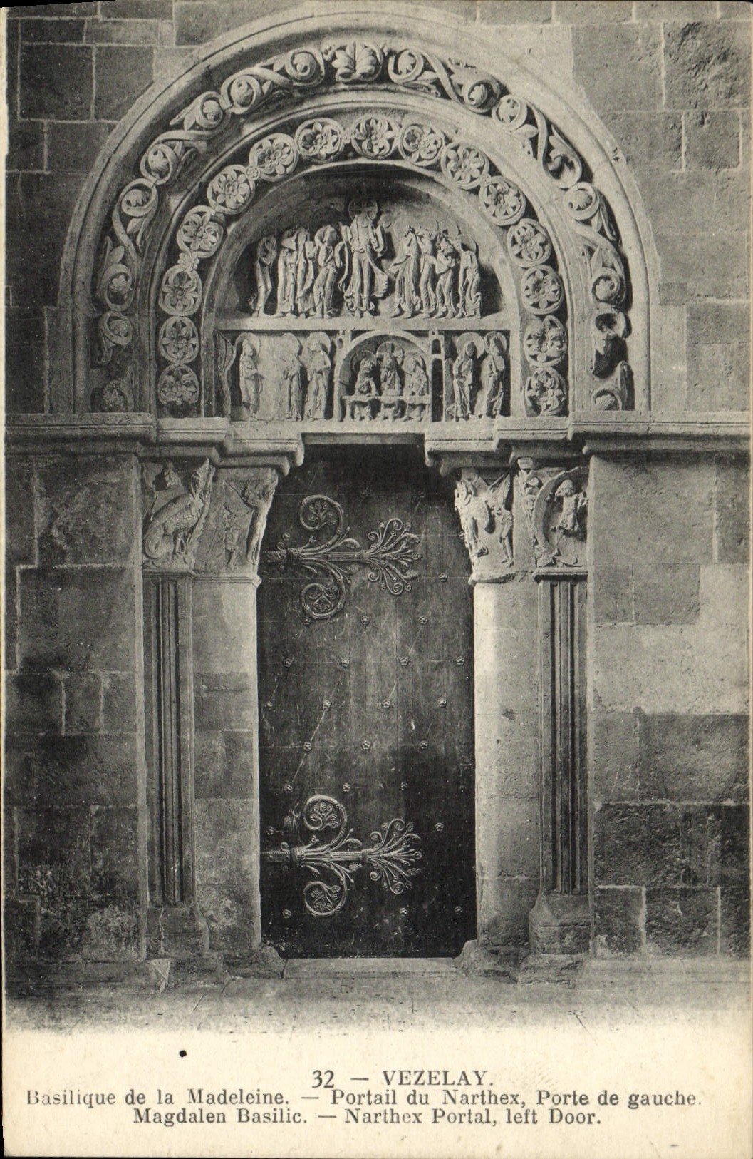 CPA Vezelay Basilique de la Madeleine Portail du Narthex Porte de gauche