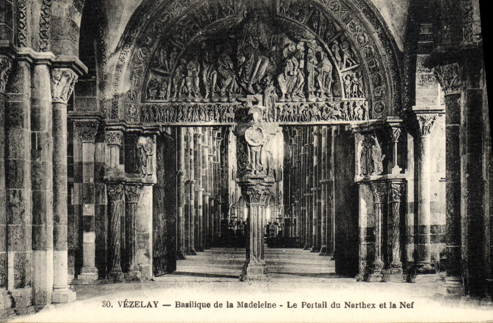 CPA Vezelay Basilique de la Madeleine Le portail du narthex et la nef