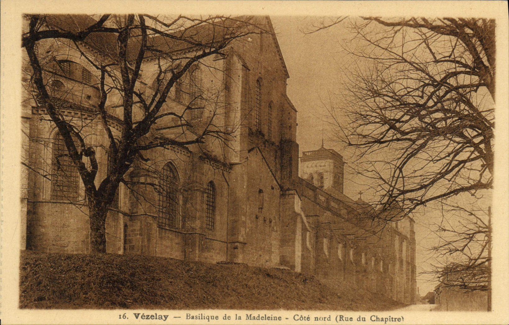 La POSTAL Vezelay Basilique de la VENDIMIA de la Madeleine dimensiona la calle norteña del capítulo