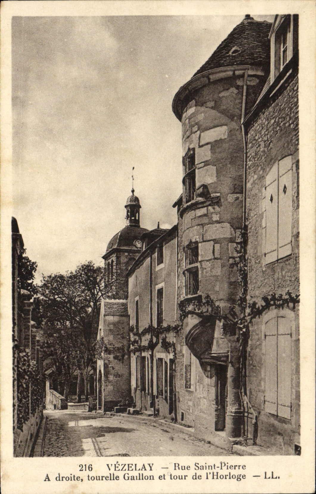 CPA Vezelay Rue Saint Pierre A Droite Tourelle Gaillon et tour de l'horloge