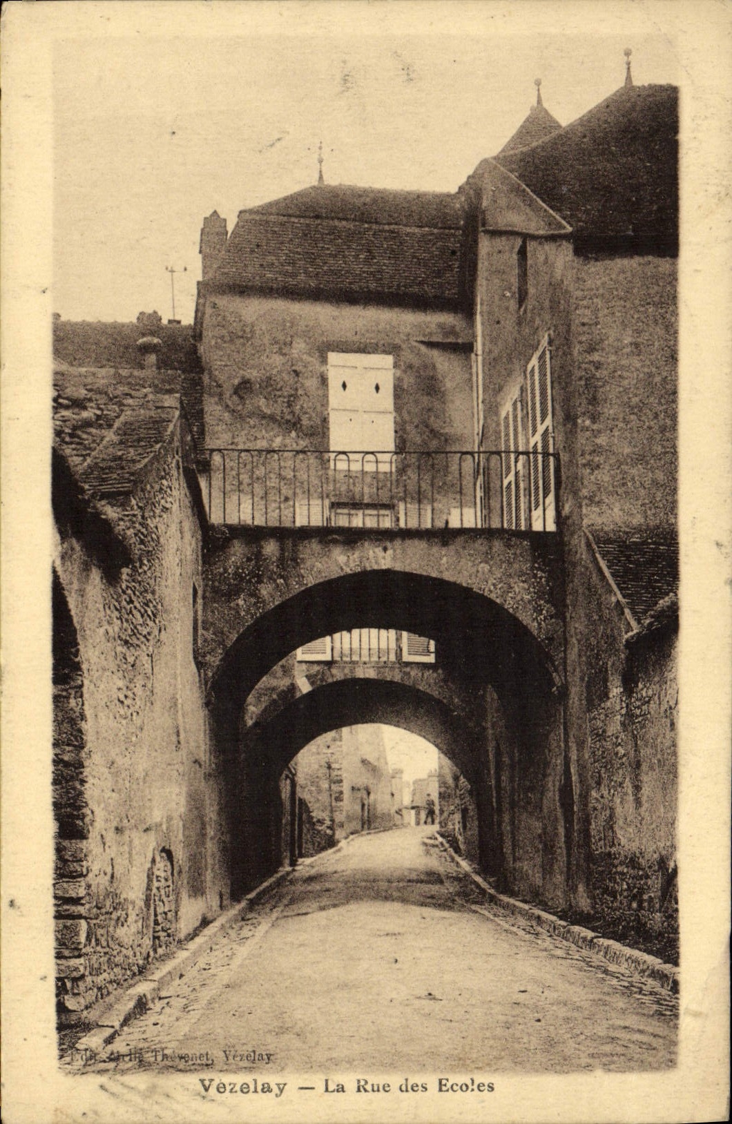 CPA Vezelay La Rue des Ecoles