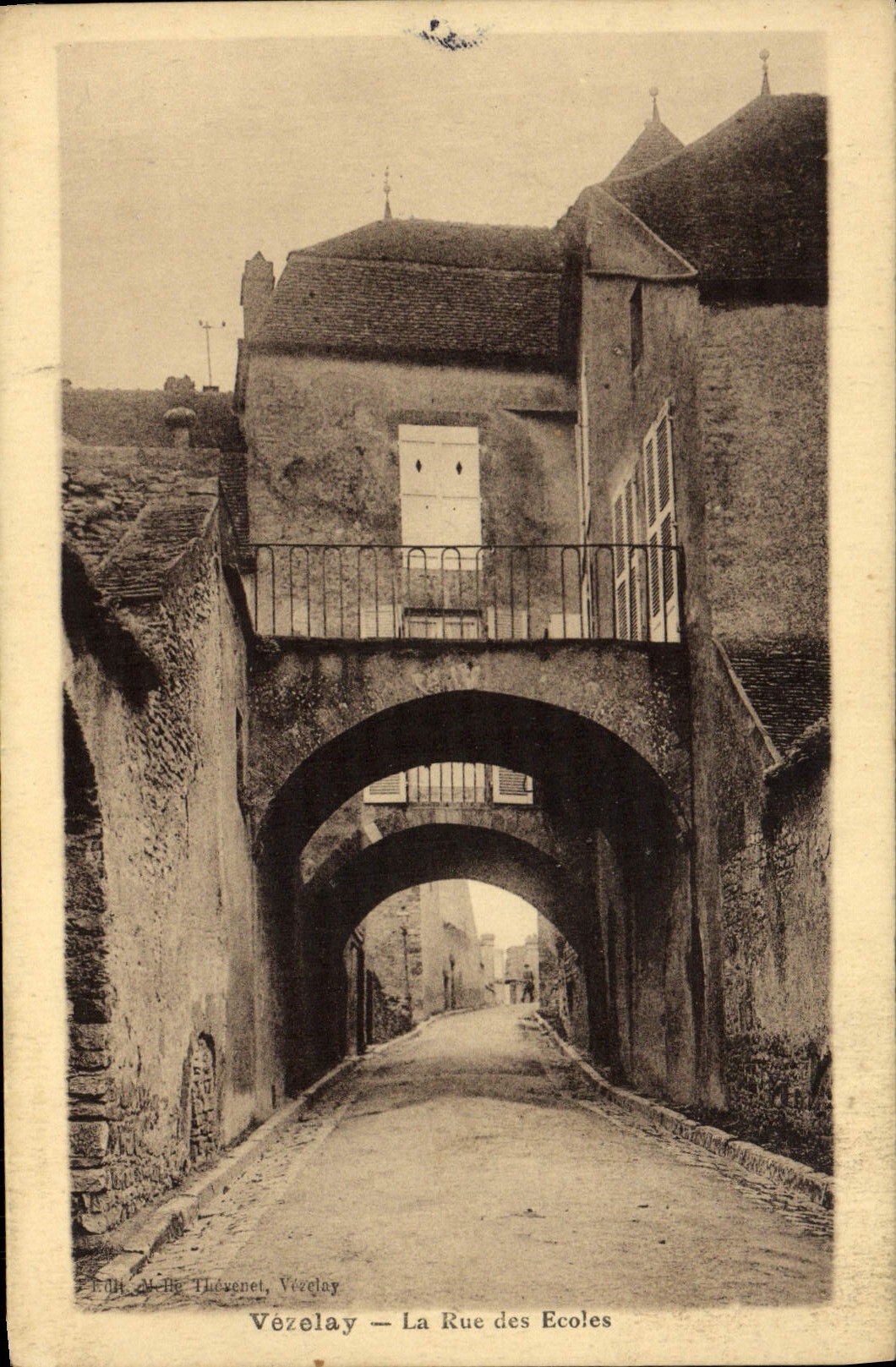 CPA Vezelay La Rue des Ecoles