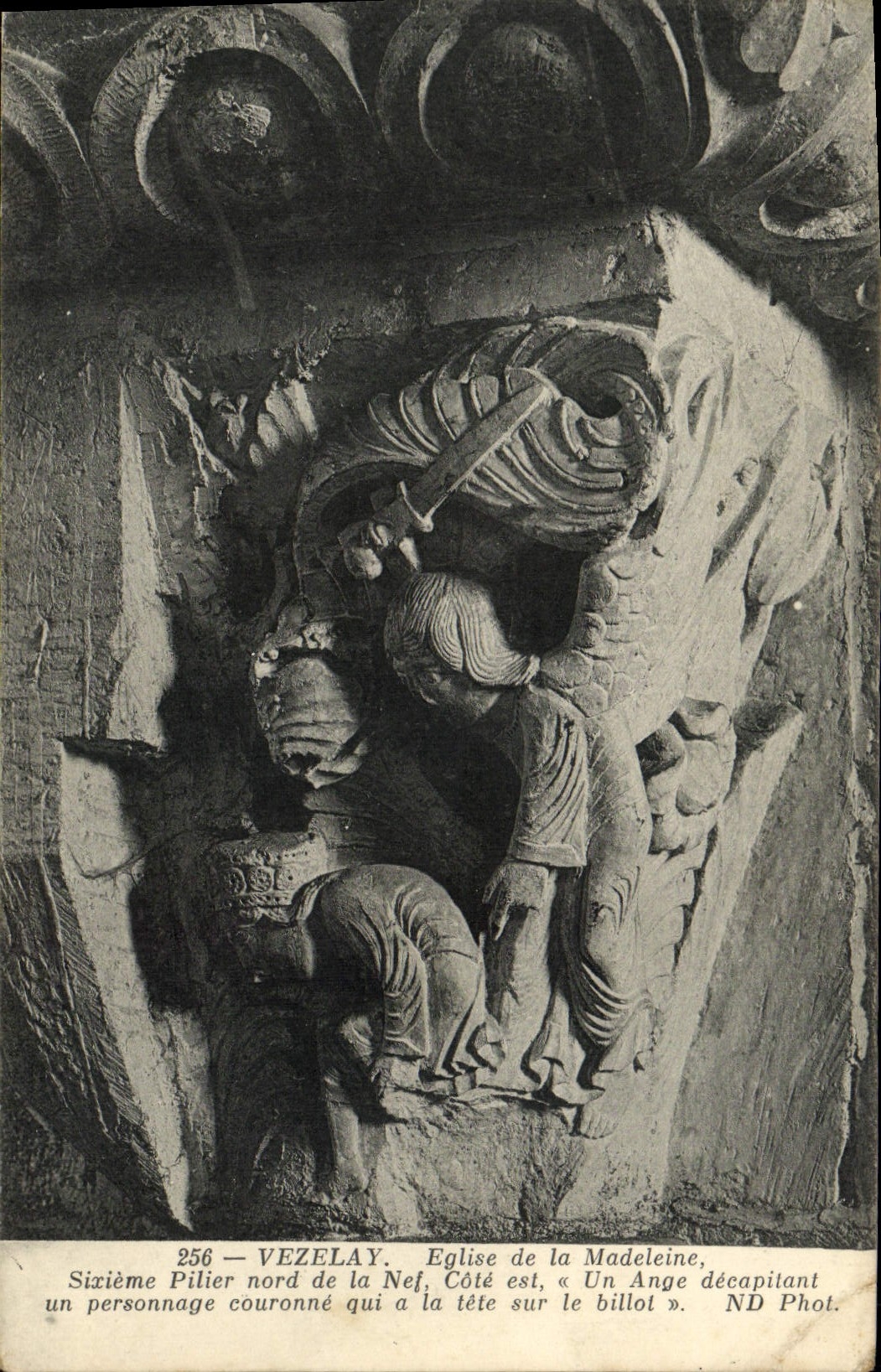 CPA Vezelay Eglise de la Madeleine Sixieme pilier nord de la nef Un ange decapitant un personnage