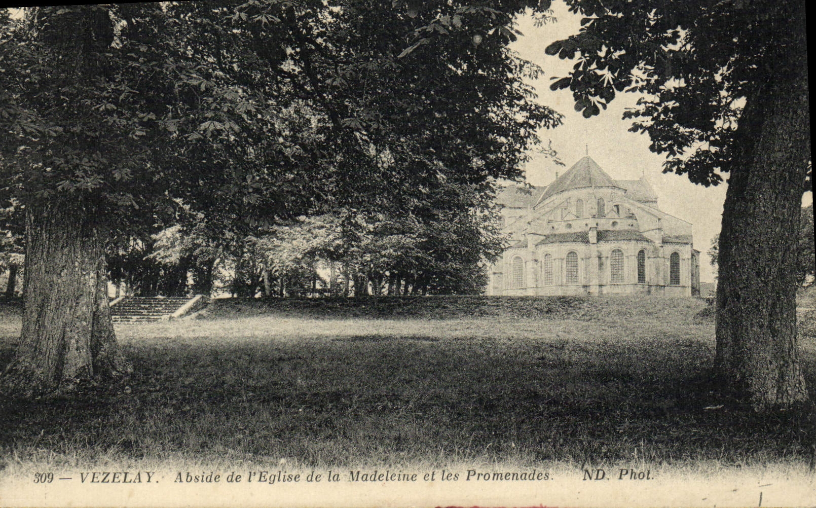 CPA Vezelay abside de lEglise de la Madeleine et les promenades 