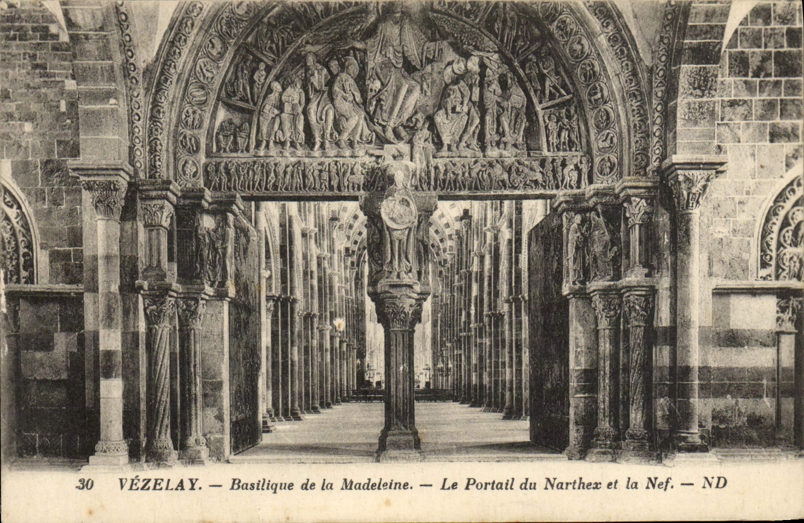 CPA Vezelay Basilique de la Madeleine Le Portail du Narthex et la nef
