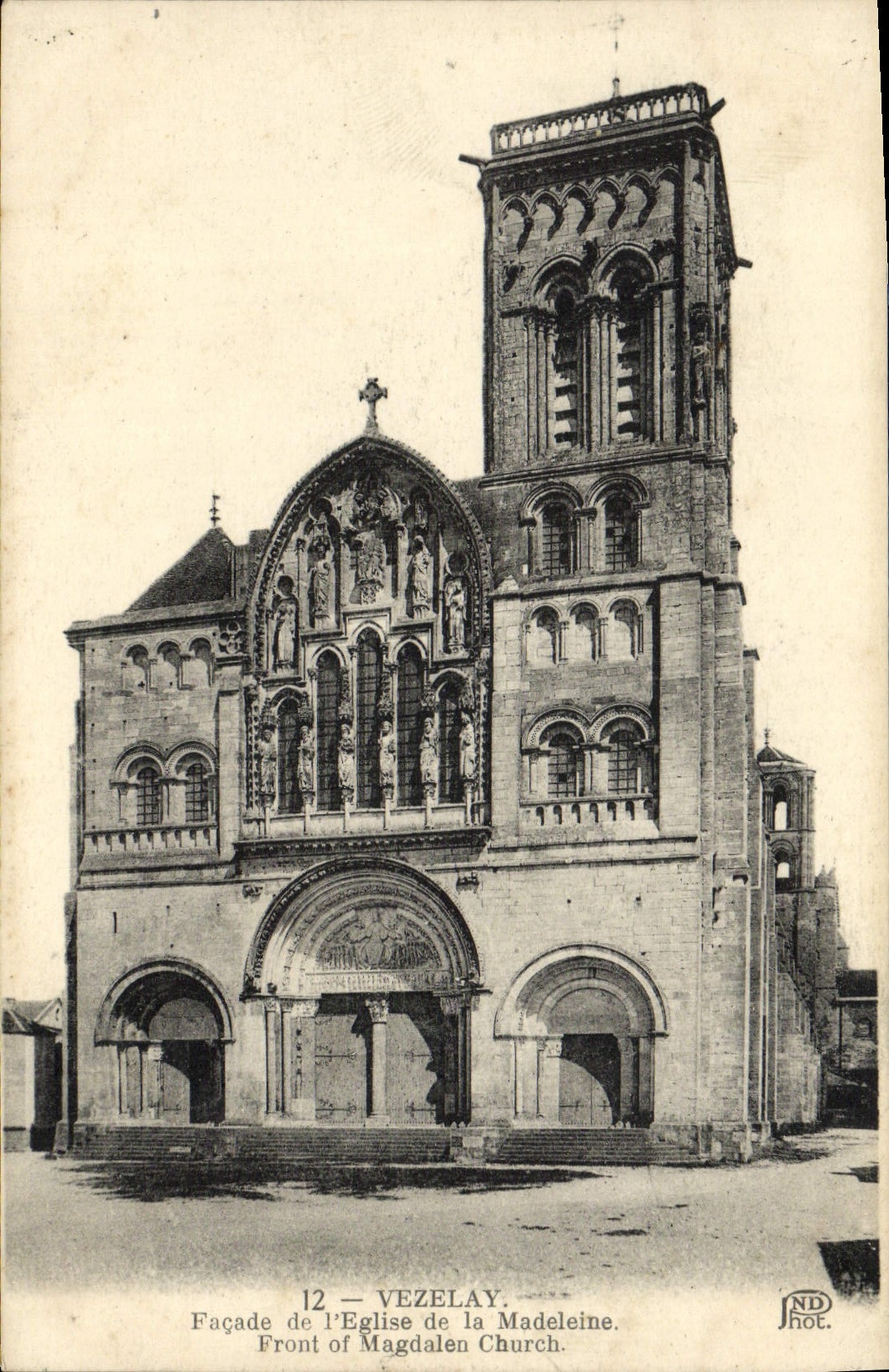 CPA Vezelay Facade de La Basilique de la Madeleine
