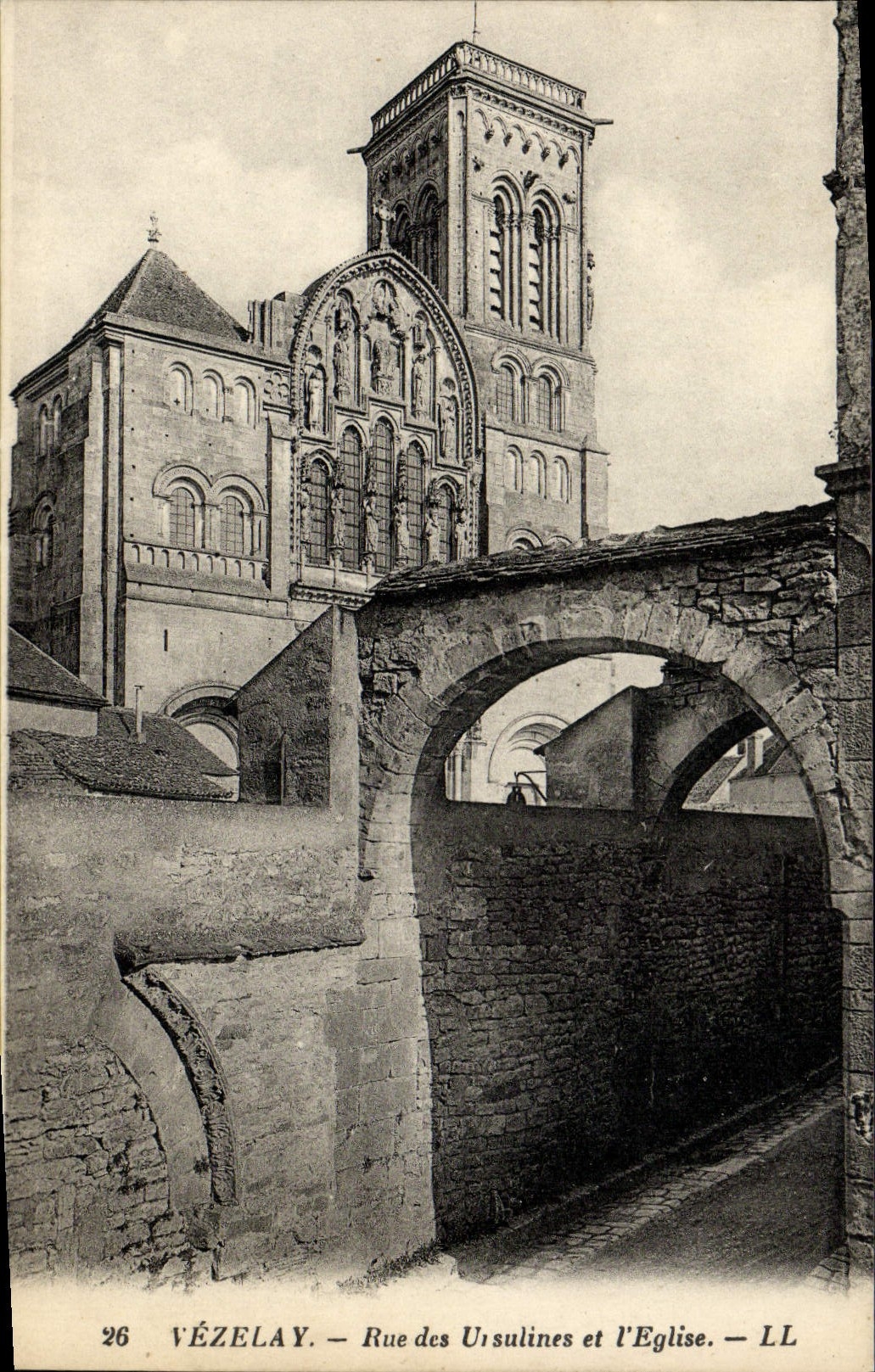 CPA Vezelay Rue des Ursulines et l'Eglise