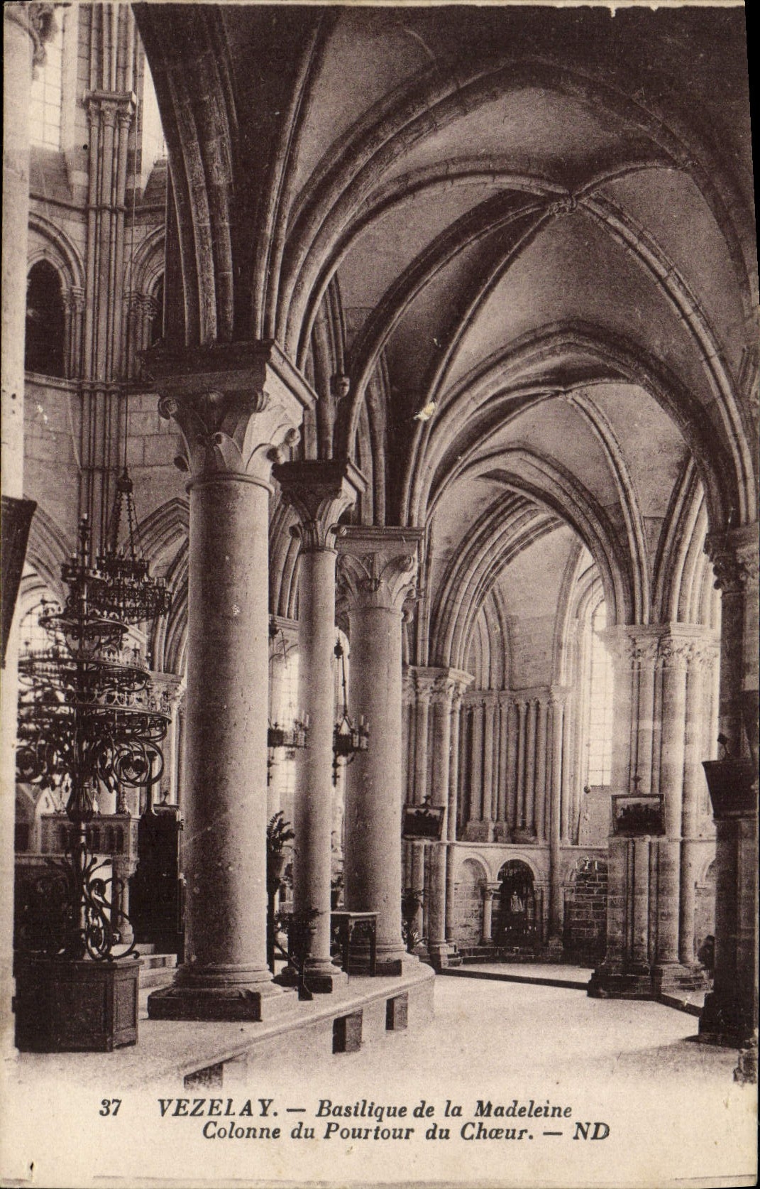 CPA Vezelay Basilique de la Madeleine Colonne du pourtour du choeur