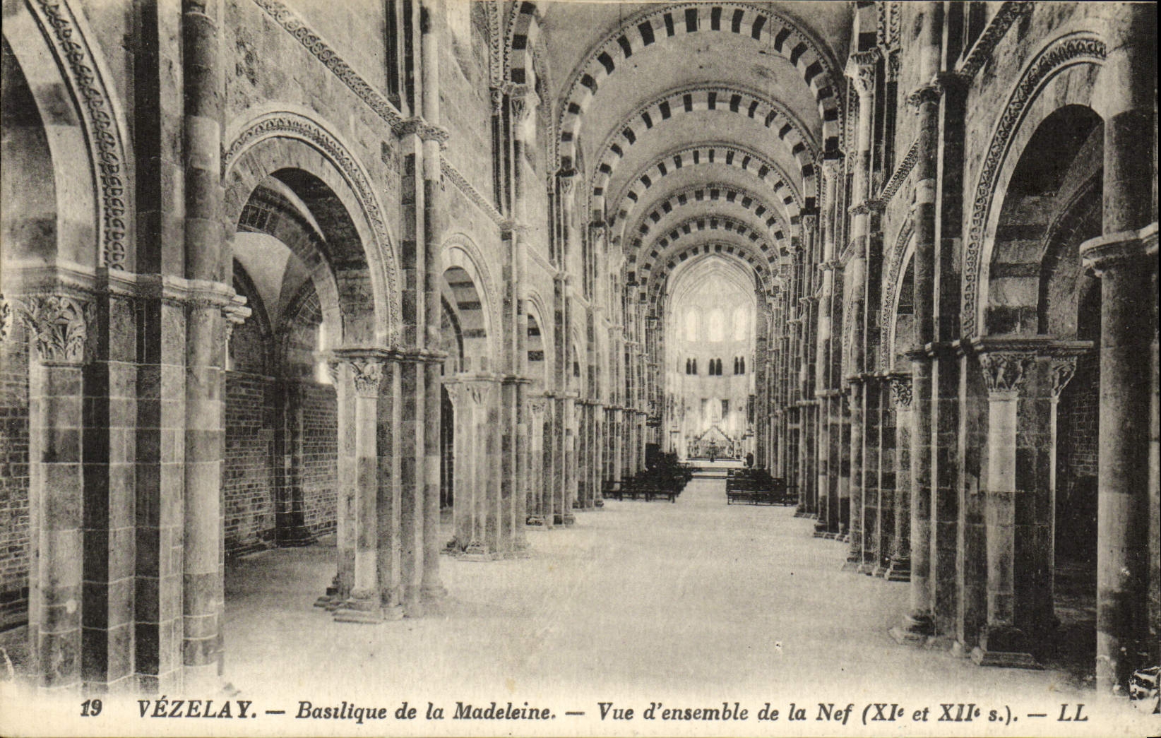 CPA Vezelay Basilique de la Madeleine Vue D'ensemble de la nef