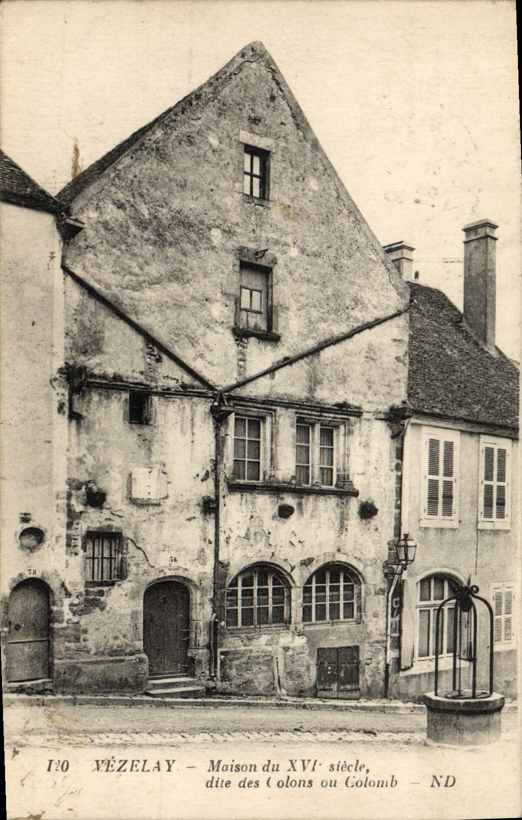 CPA Vezelay Maison du 16eme dite des Colons ou Colomb 