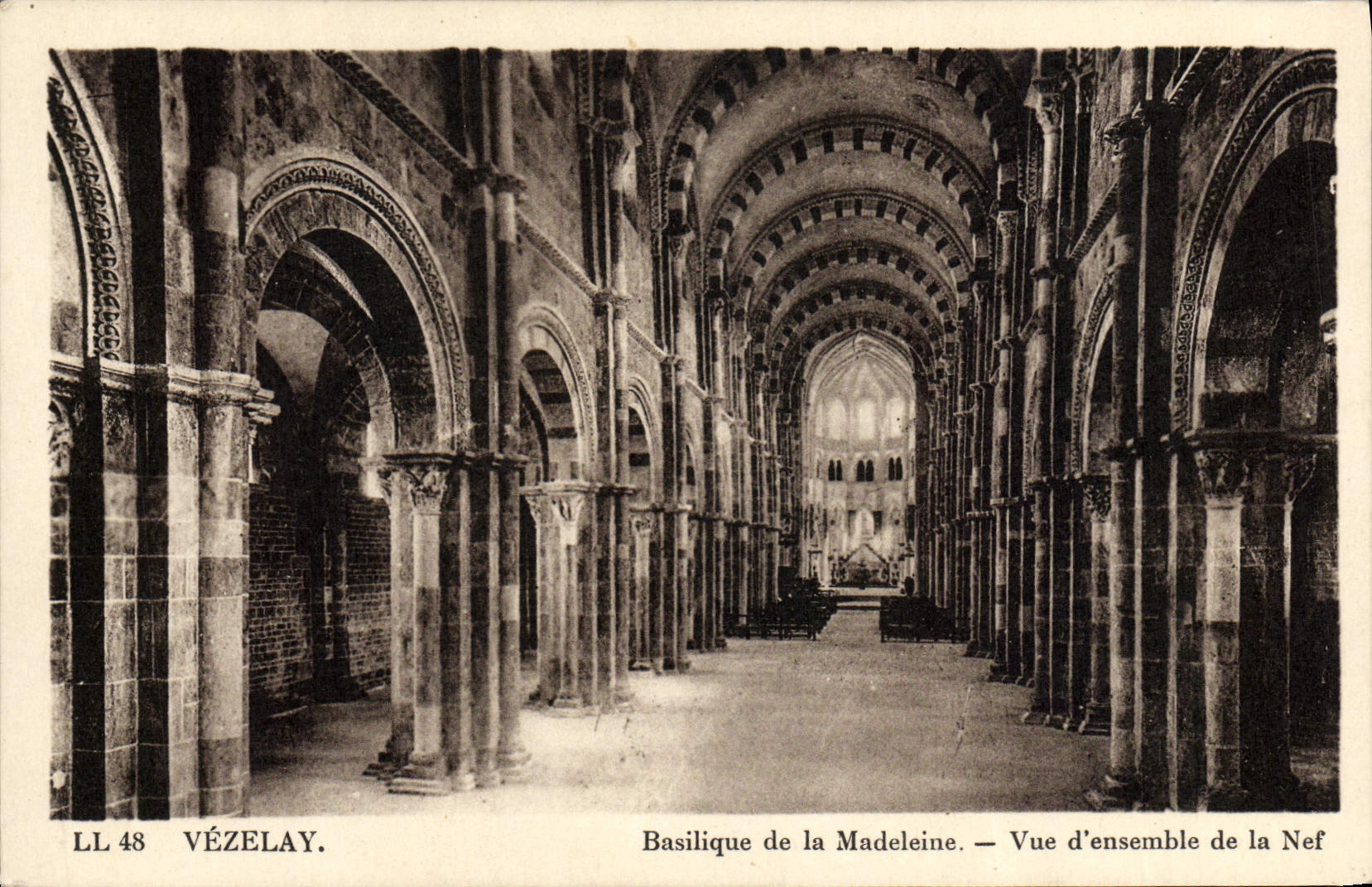 CPA Vezelay Basilique de la Madeleine Vue d'ensemble de la nef