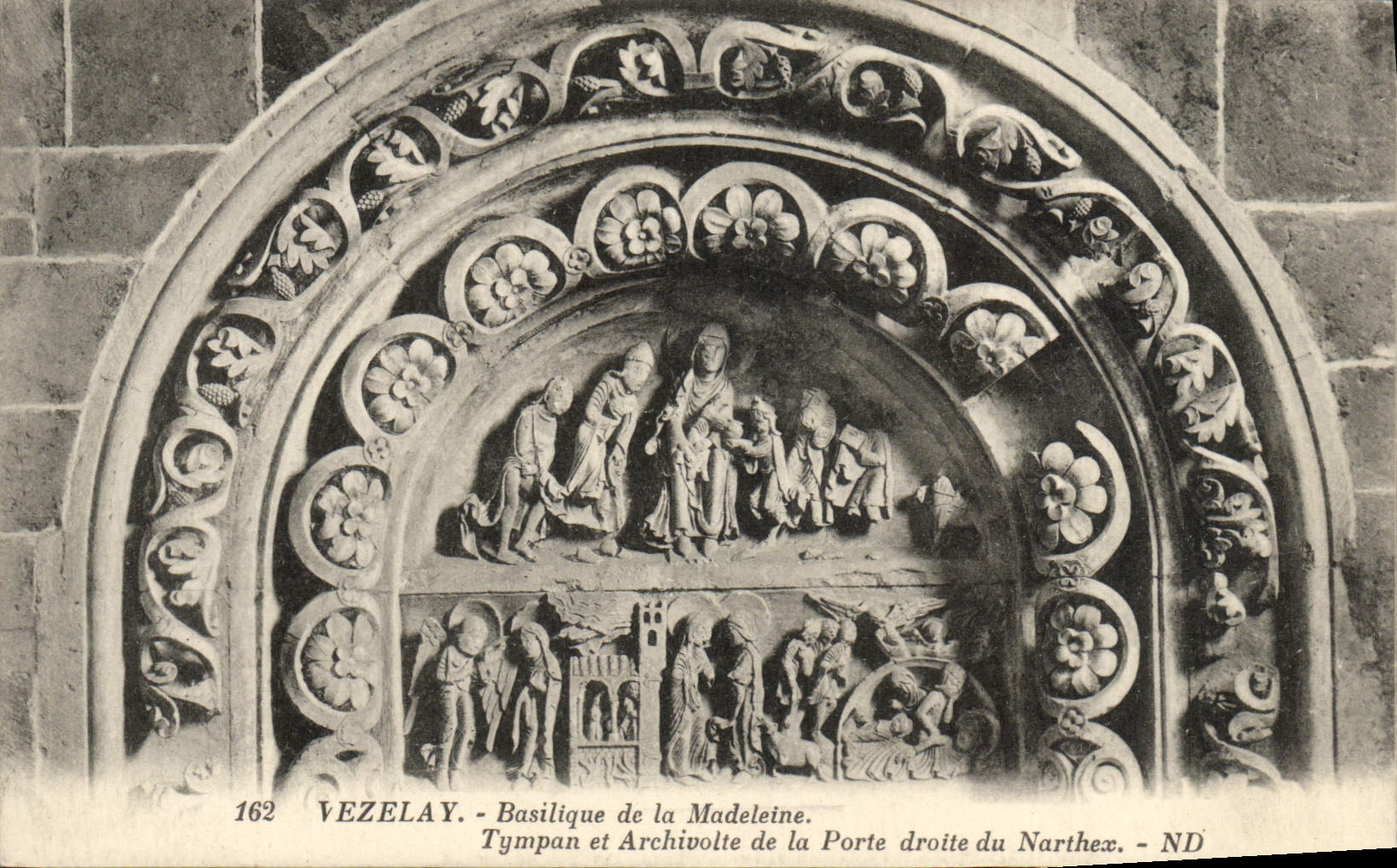 CPA Vezelay Basilique de la Madeleine Tympan et archivolte de la porte droite du Narthex