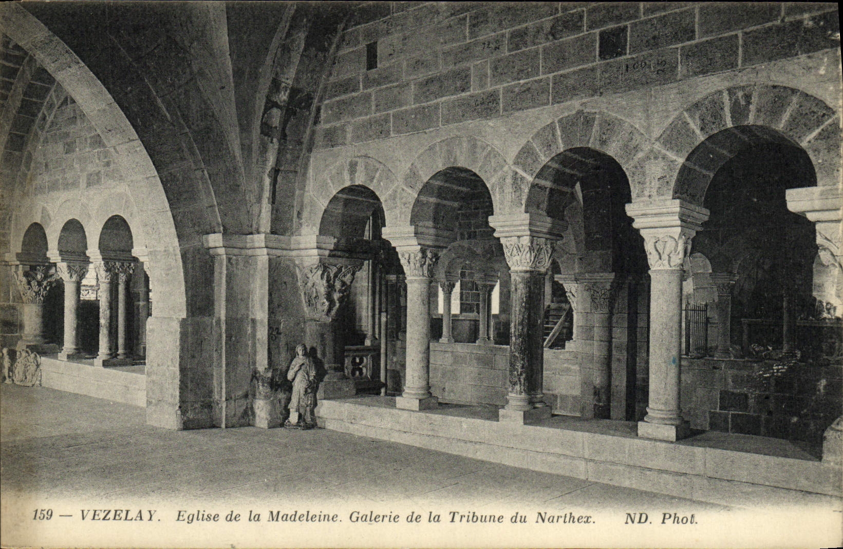 CPA Vezelay L'Eglise de la Madeleine Galerie de la tribune du Narthex