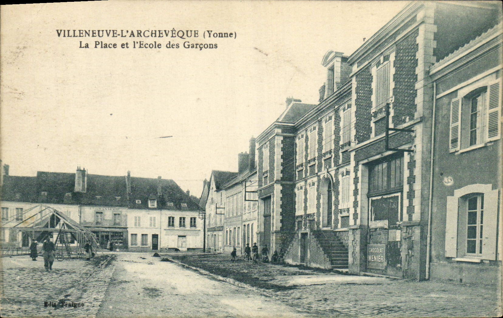 CPA Villeneuve L'Archeveque La Place Et l'Ecole Des Garcons