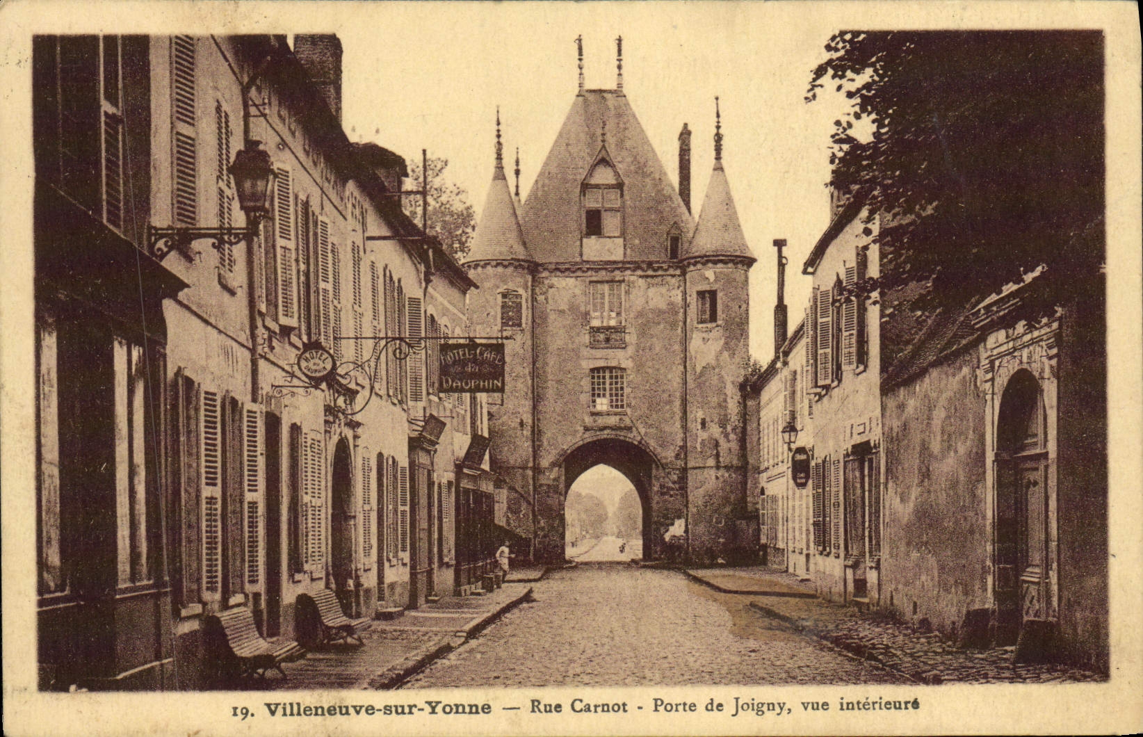 CPA Villeneuve Sur Yonne Rue Carnot Porte De Joigny Vue Interieure
