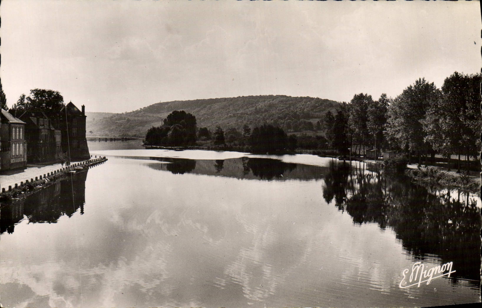 VINTAGE POSTCARD Villeneuve On Yonne Edges Of Yonne the Dimension Of the Castle