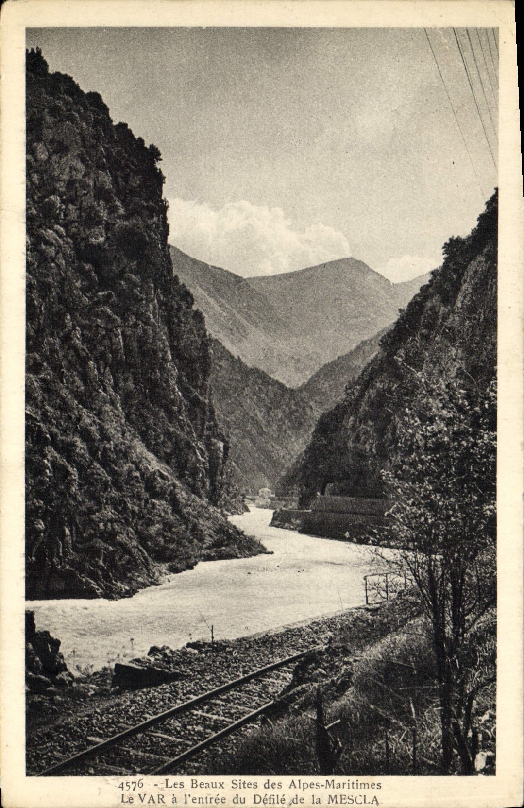 CPA Les Beaux Sites Des Alpes Maritimes Le Var a l'Entree Du Defile De La Mescla