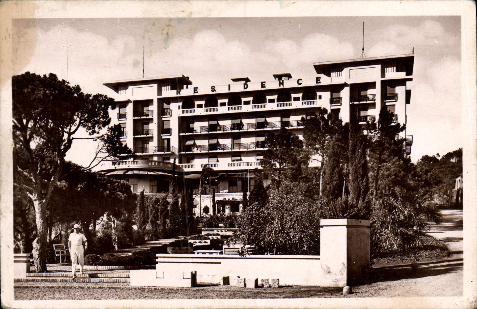 VINTAGE POSTCARD the Garonne the Beach