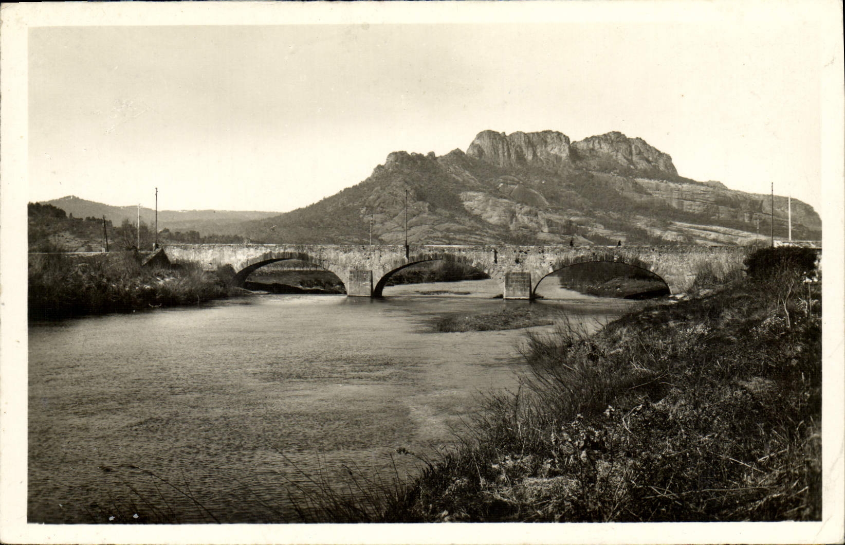 CPM Roquerrune S Argens Le Rocher Et Le Pont Sur l'Argens