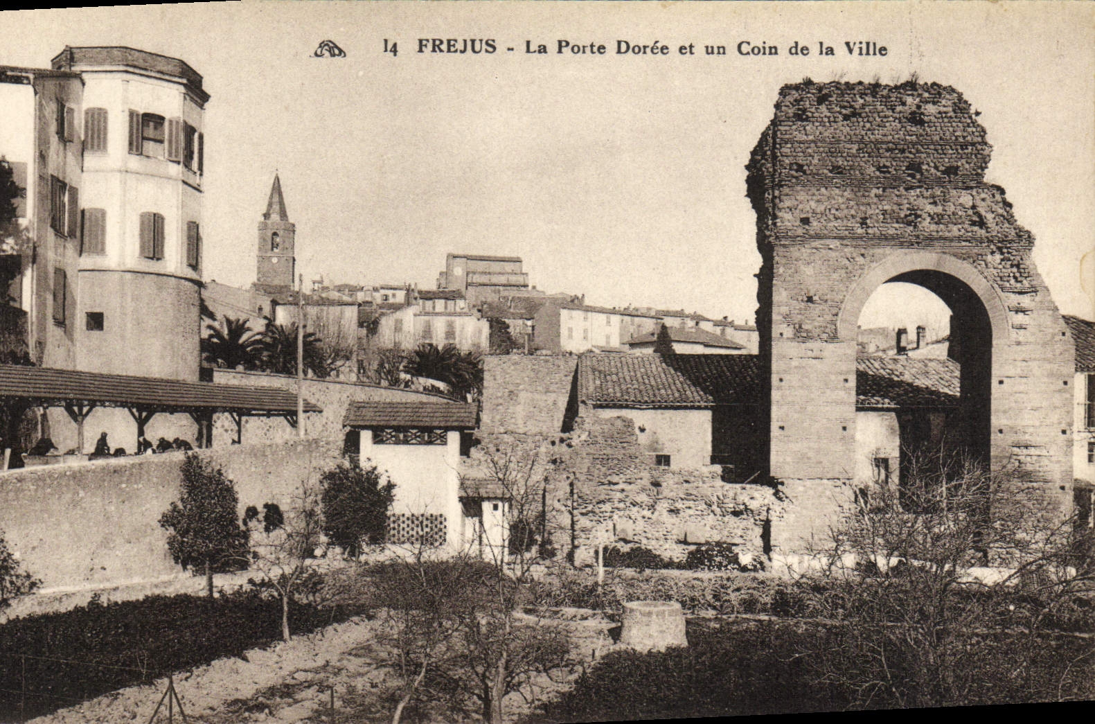 POSTAL Frejus de la VENDIMIA la puerta dorado y una esquina de la ciudad