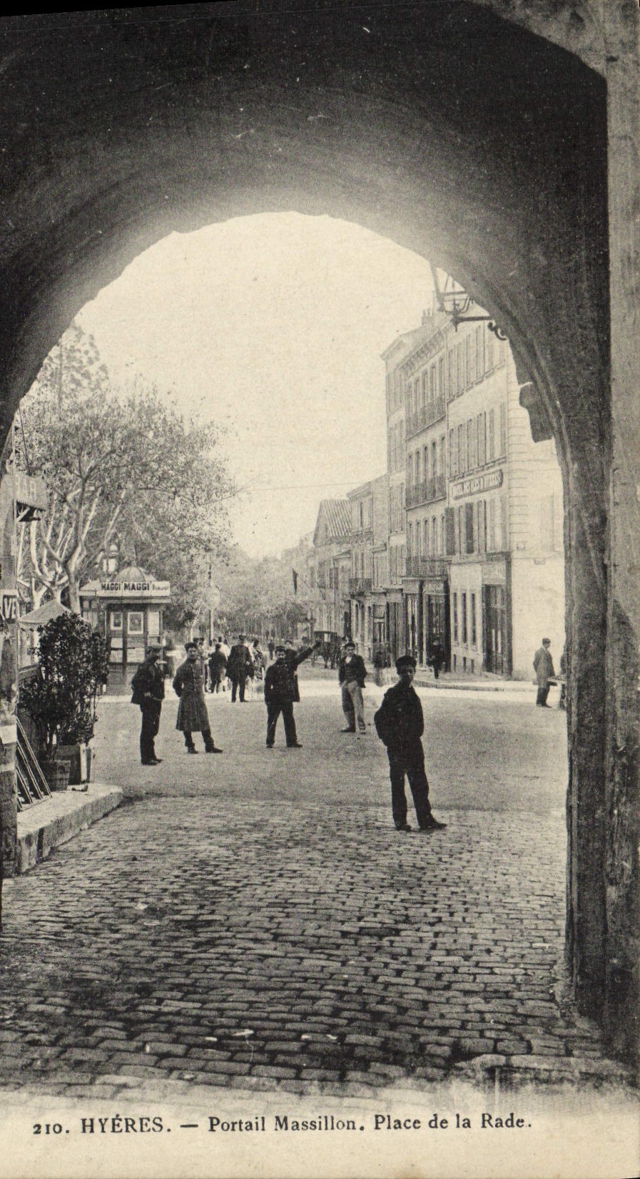 La POSTAL Hyeres Portail Massillon de la VENDIMIA coloca los caminos