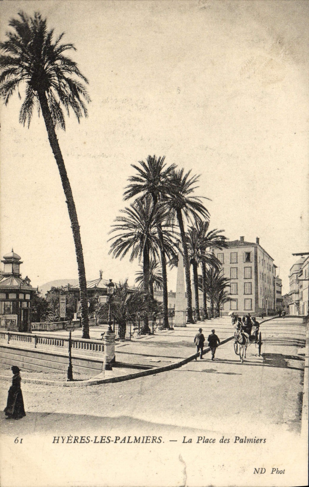 CPA Hyeres Les Palmiers La Place des Palmiers