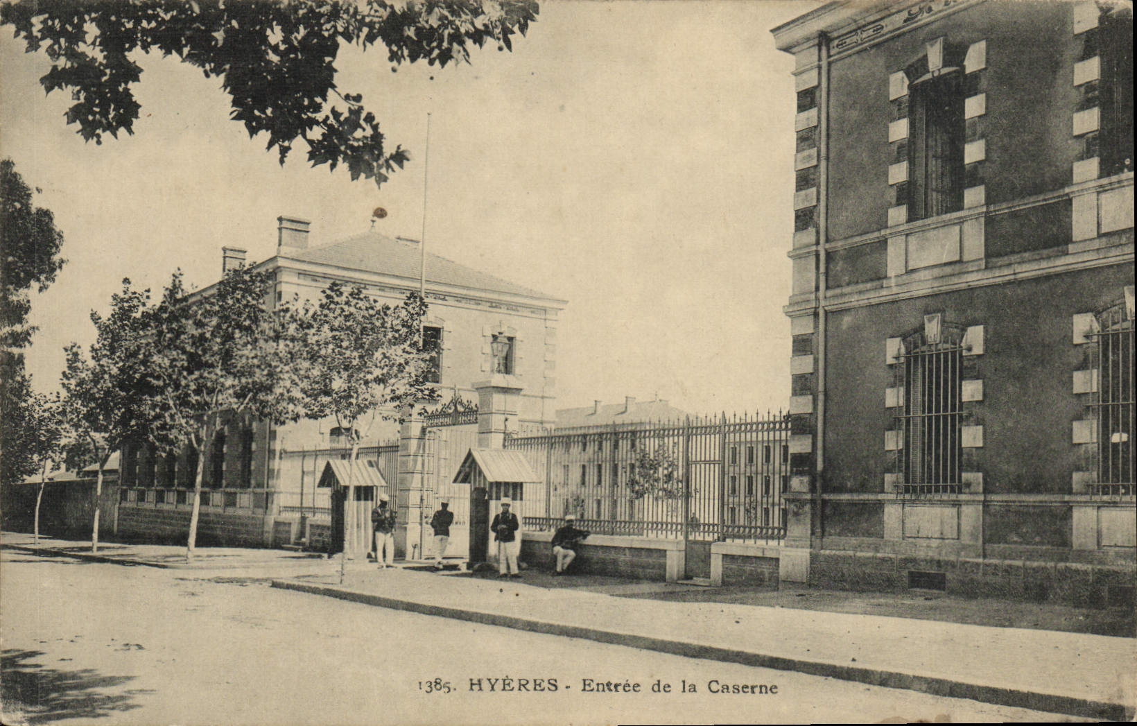 POSTAL Hyeres de la VENDIMIA entrado de los cuarteles de Militaria