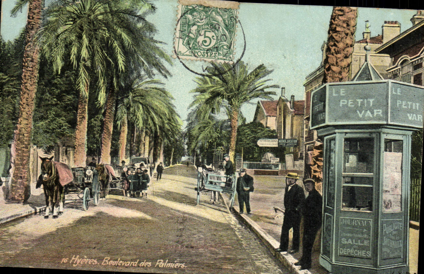 CPA Hyeres Boulevard des Palmiers Le Petit Var Journaux