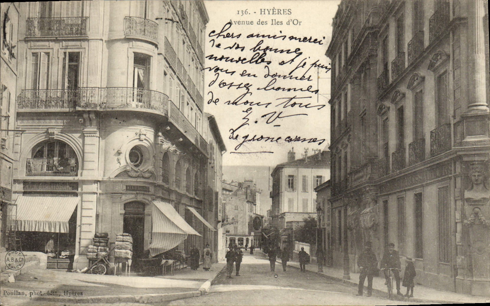 La avenida de Hyeres de la POSTAL de la VENDIMIA de las islas del oro monta en bicicleta a ciclista