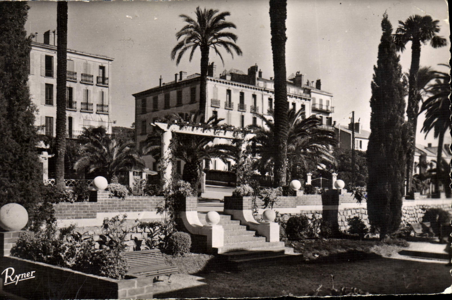 CPM Hyeres Les Palmiers Jardins et pergolas sur l'avenue de Belgique